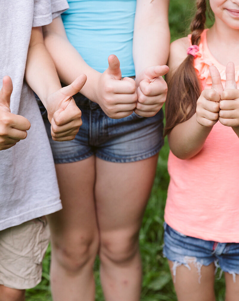 Kinder zeigen Daumen hoch