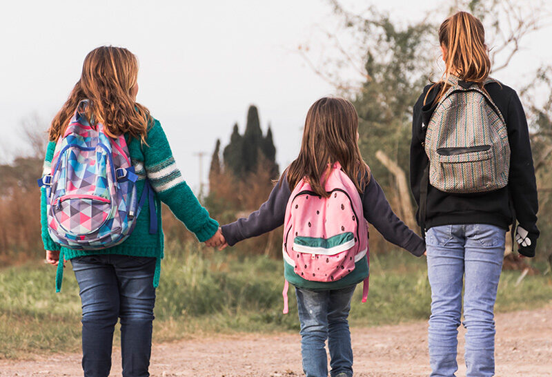 Kinder auf dem Weg zur Schule